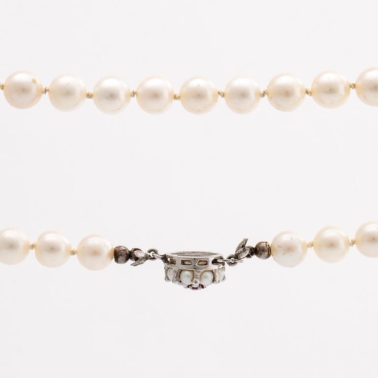 PEARL NECKLACE, cultured pearls approx 7 mm, clasp 18k whitegold cultured pearls and 1 ruby, approx length 93 cm.