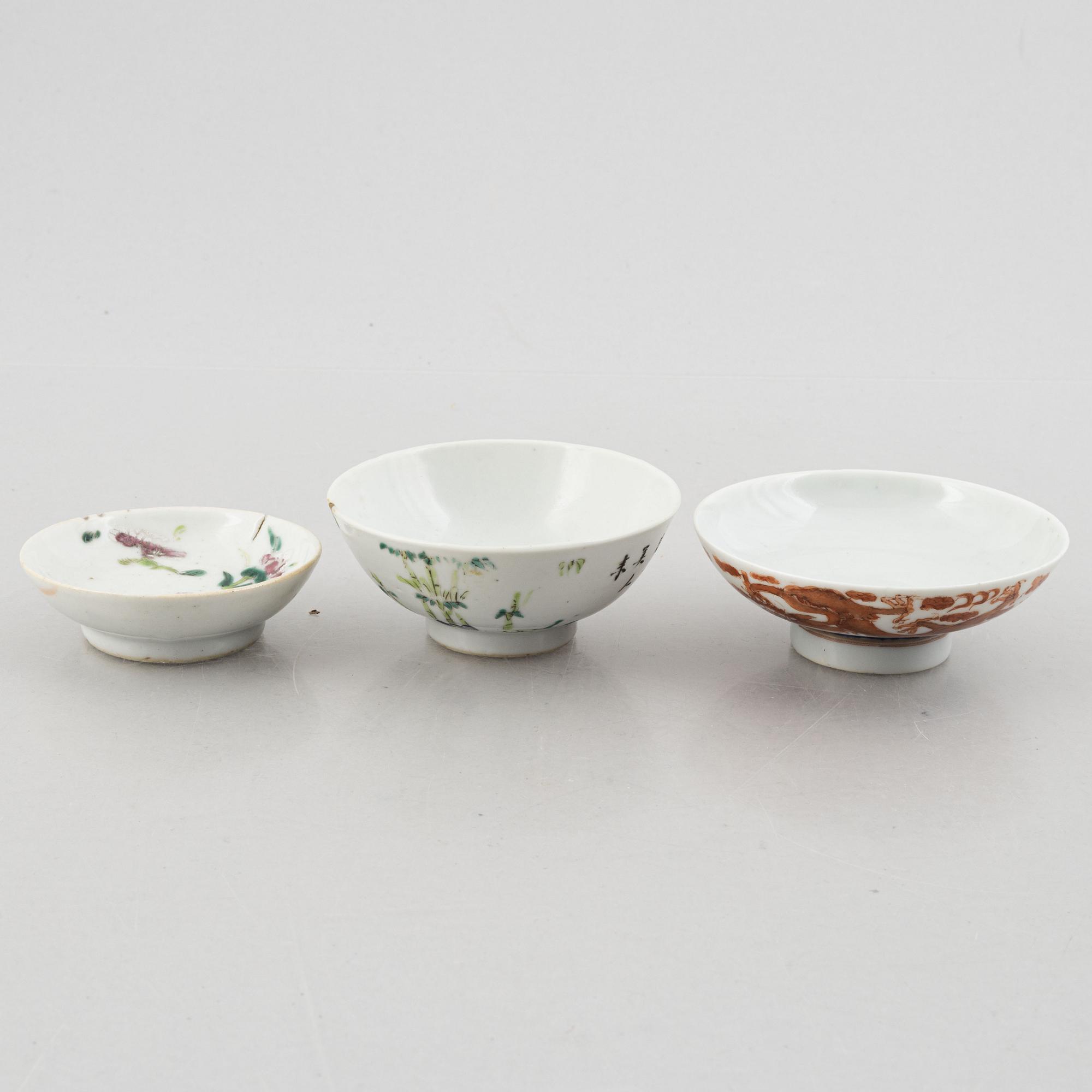 Four porcelain bowl and one cover, China, late Qing dynasty and 20th century.