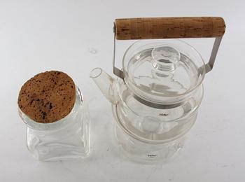 TEKANNA MED VÄRMEHÅLLARE, glas, formgiven 1971, OCH SYLTBURK. Glas, Signe Persson-Melin.