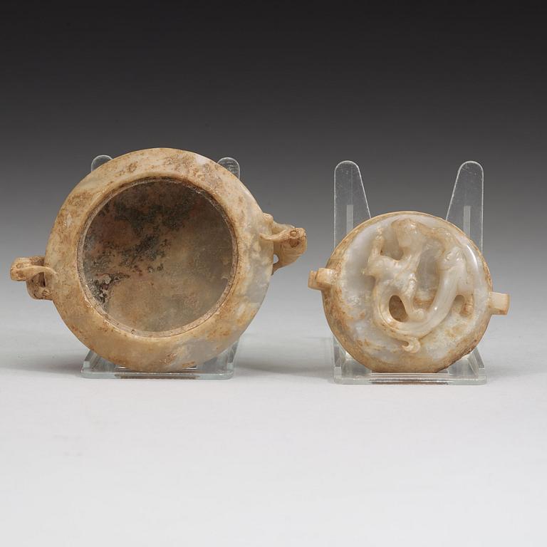A Chinese nephrite jar with cover.
