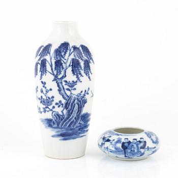 A blue and white brush washer and vase, Qing dynasty, 19th Century.