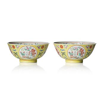 949. A pair of yellow sgrafitto ground 'antiques and bats' bowls, late Qing dynasty/Republic.