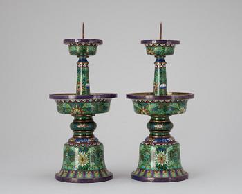 LJUSSTAKER, ett par. Cloisonné. Kina 1900-tal.