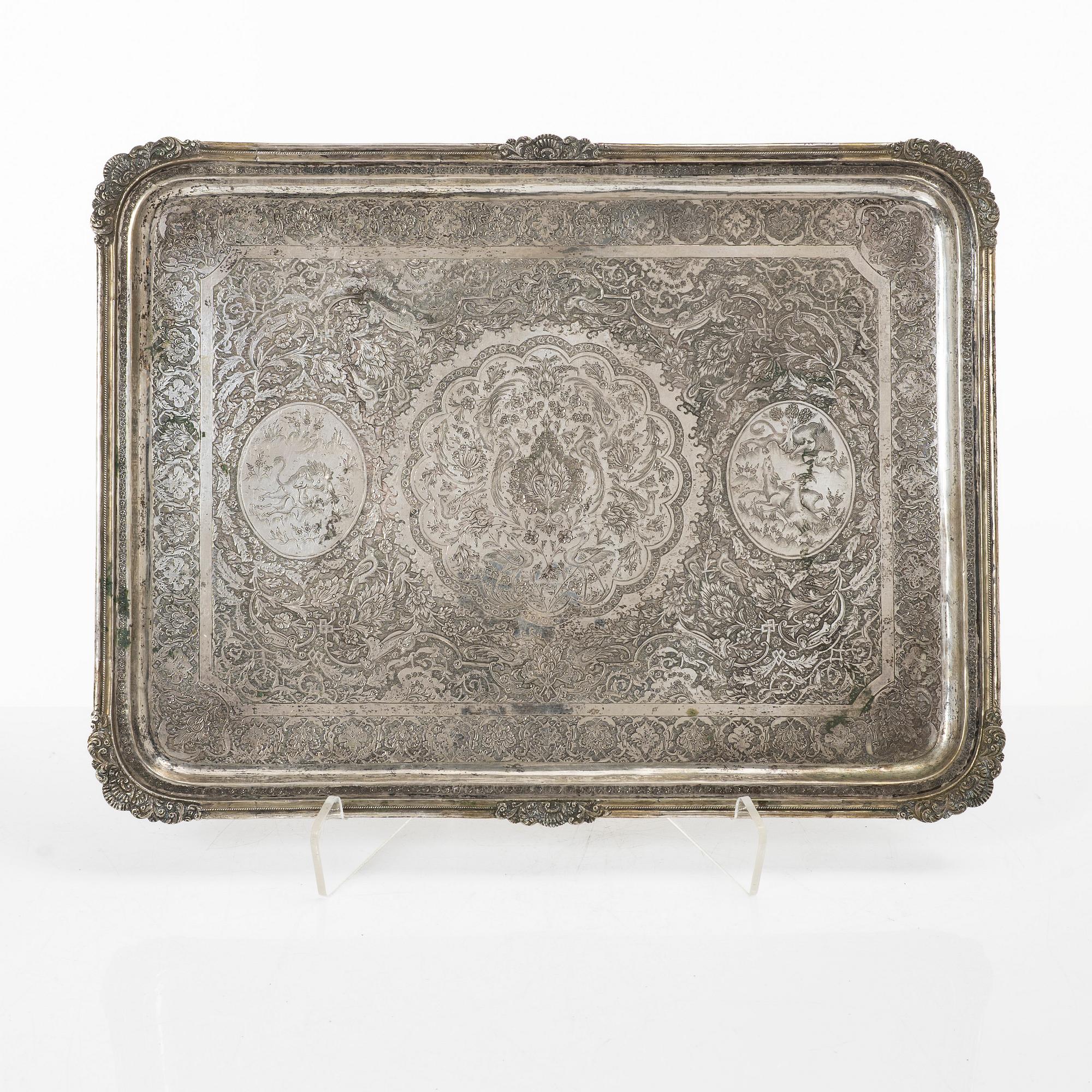 Bricka, ostämplat silver, Persien (Iran), sen Qajardynasti / 1900-talets första hälft.