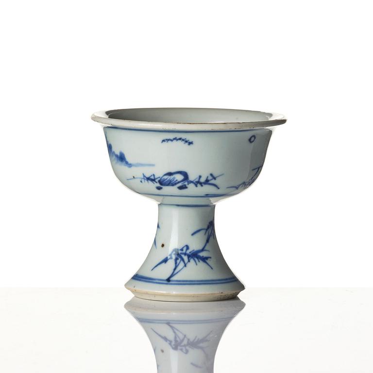 A blue and white stemcup and dish, Transition, 17th century.