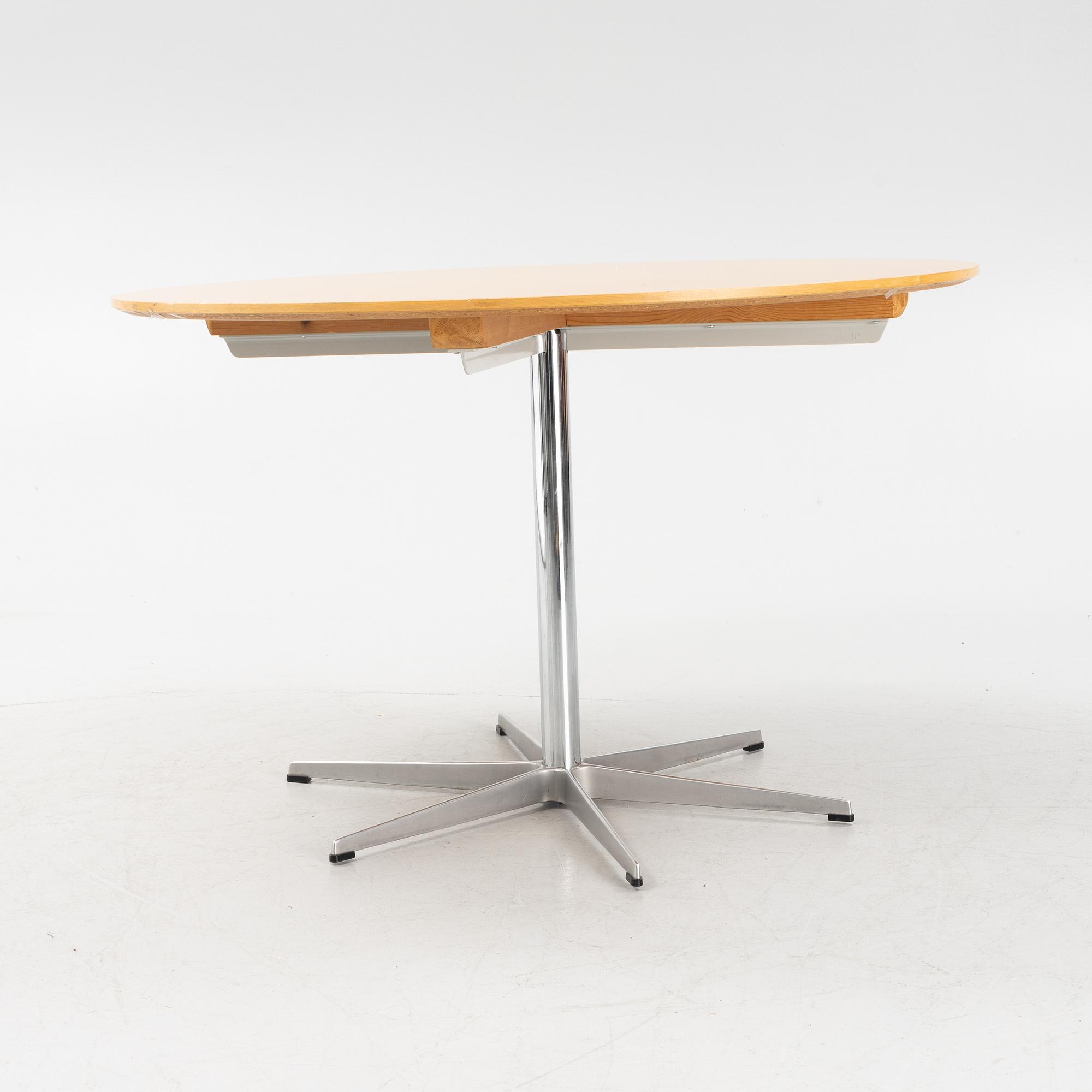 A 'Super circular table by Bruno Mathsson & Piet Hein, end of the 20th Century.