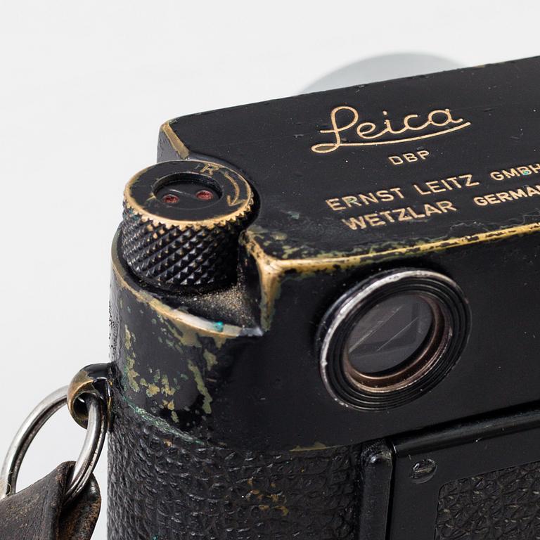 A black body Leica M2 camera nr 948690 from 1958 with Canon Lens 50 mm f:1.8 samt Ernst Leitz Elmar f=9 cm 1:4.