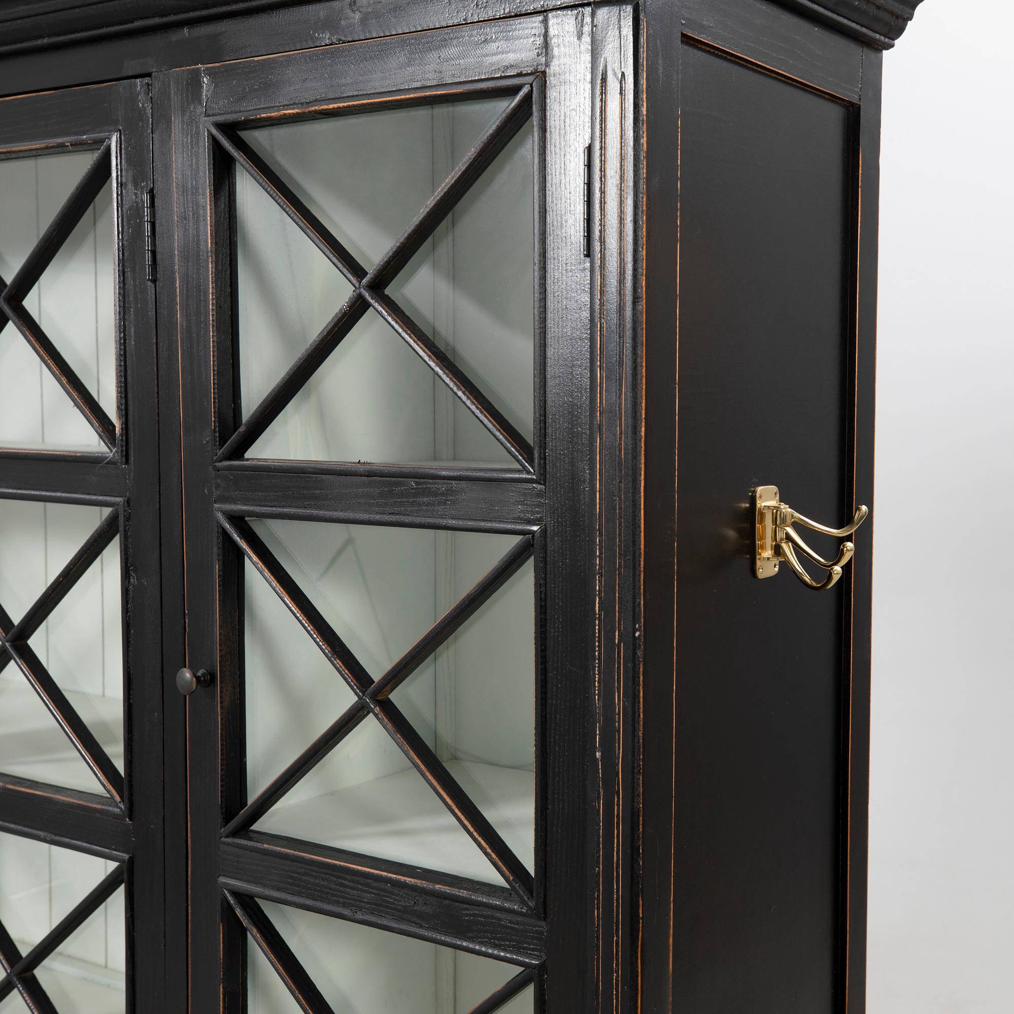 Vitrinskåp, 1900-talets första hälft.