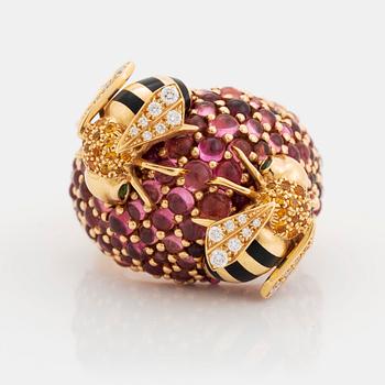 382. A Cartier bee ring in 18K gold and enamel set with round brilliant-cut diamonds, sapphires and emeralds.