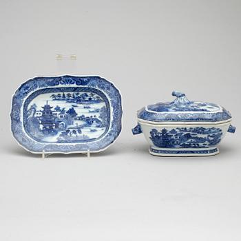 SMÖRTERRIN MED FAT, porslin, Kina, Qingdynastin, Qianlong, 1700-tal.