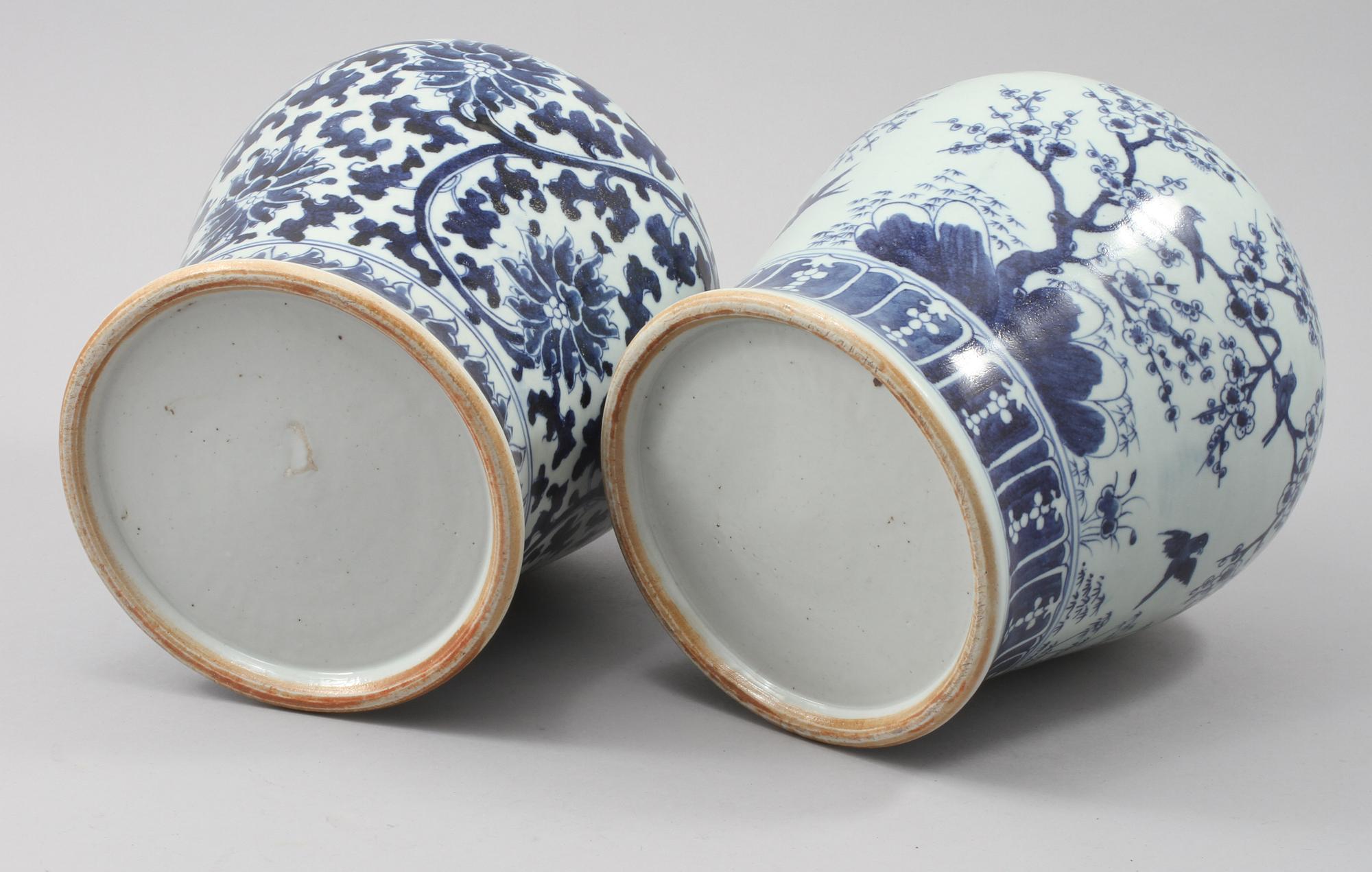 VASER, 2 st, porslin, Kina, modern tillverkning.