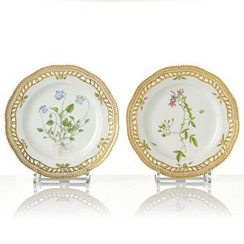Tallrikar, 13 stycken, porslin. Royal Copenhagen, 'Flora Danica', Danmark, 1900-tal.
