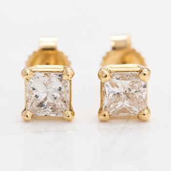A pair of 18K gold earrings with princess-cut diamonds ca. 0.76 ct in total.