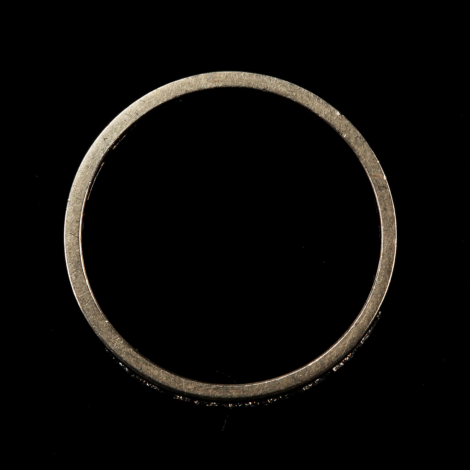 RING, 18k vitguld med 9 briljantslipade diamanter, tot 0.18 ct, Karlshamn, 1981. Vikt 5 g.