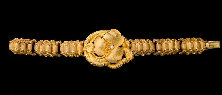 A BRACELET, 14K gold, pearl. Middle of 19th century.