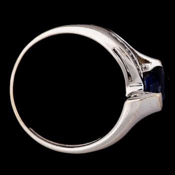 RING, 14k vitguld med safir 6x4,2mm och briljantslipade diamanter tot ca 0,10ct. Vikt 3,4g.