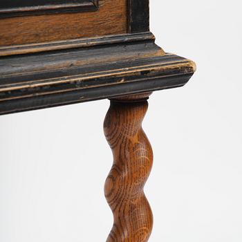 Schatull på benställning av Bruno Mathsson, Firma Karl Mathsson, Värnamo, 1933, samt 1700-tal.