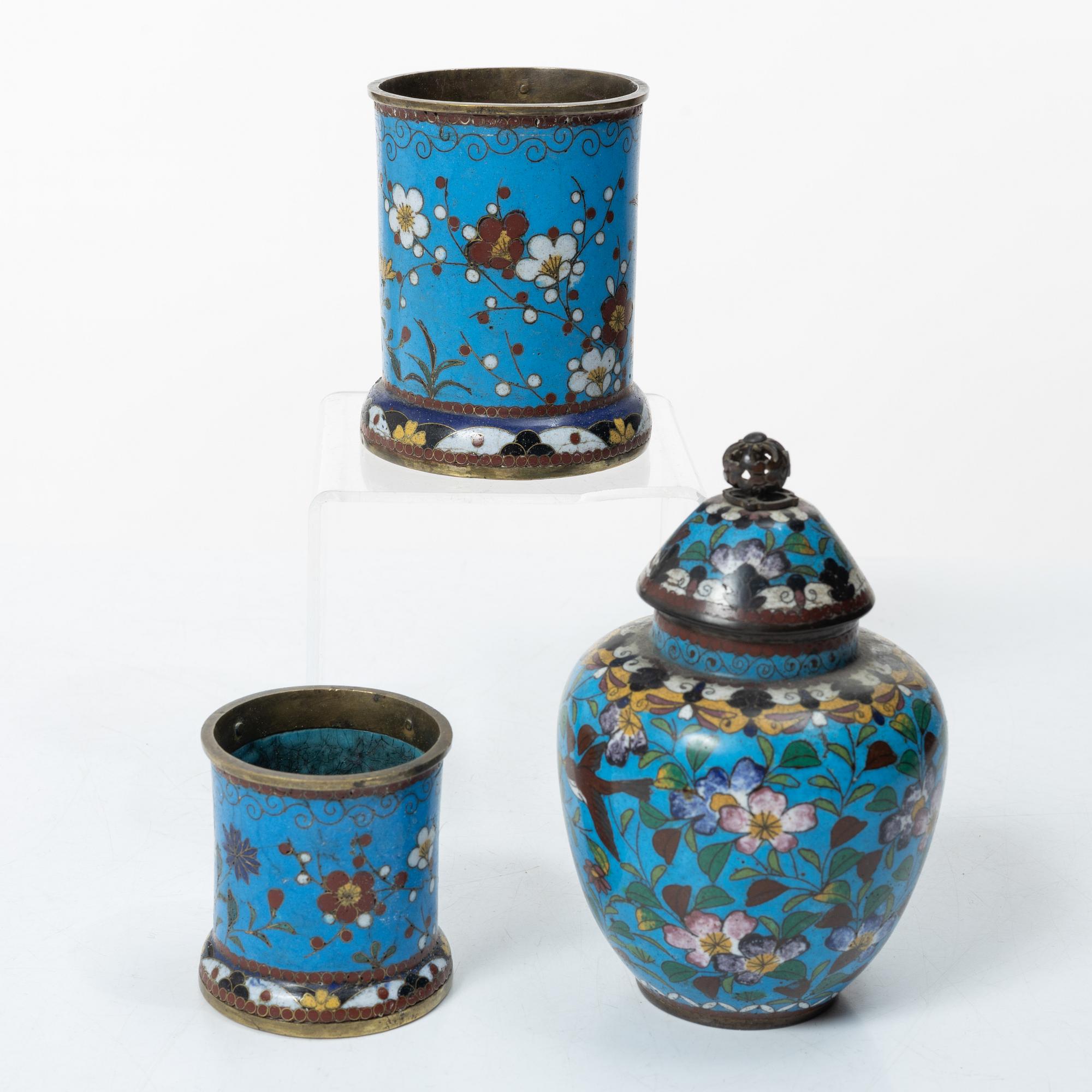 A pair of cloisonné vases, two dishes, two cylindrical vases and a jar with cover, 19/20th century.