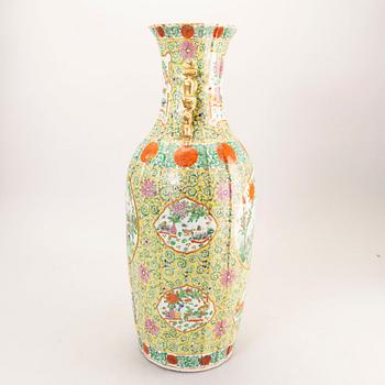 A large famille rose vase, late Qing dynasty.