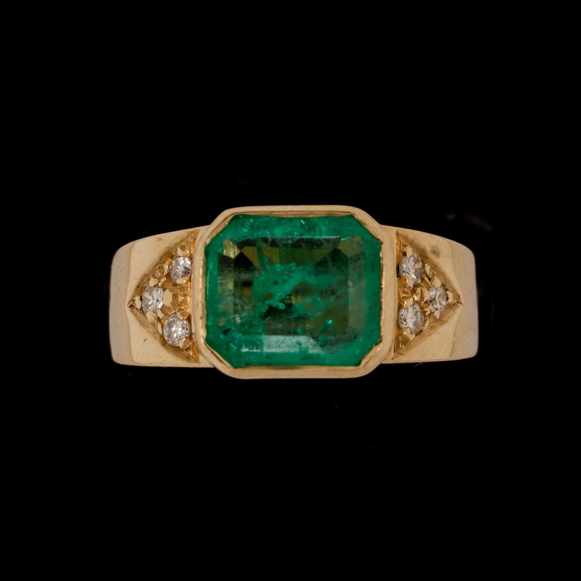 RING, 18 k guld med smaragd ca 1,40 ct samt briljantslipade diamanter. Vikt ca 5,5 g.