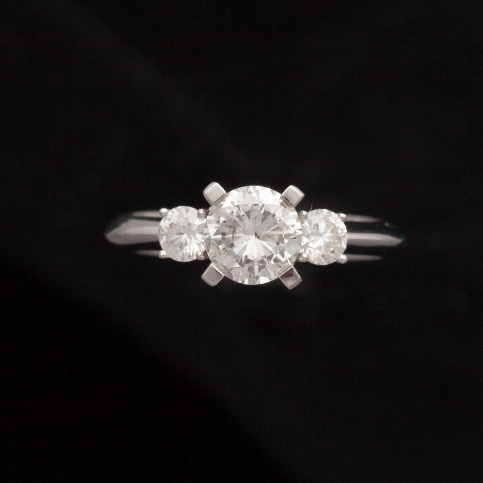 RING, vitguld 18K, briljantslipade diamanter 1,13 ct, 2 x 0,21 ct. Vikt 4,13 g.