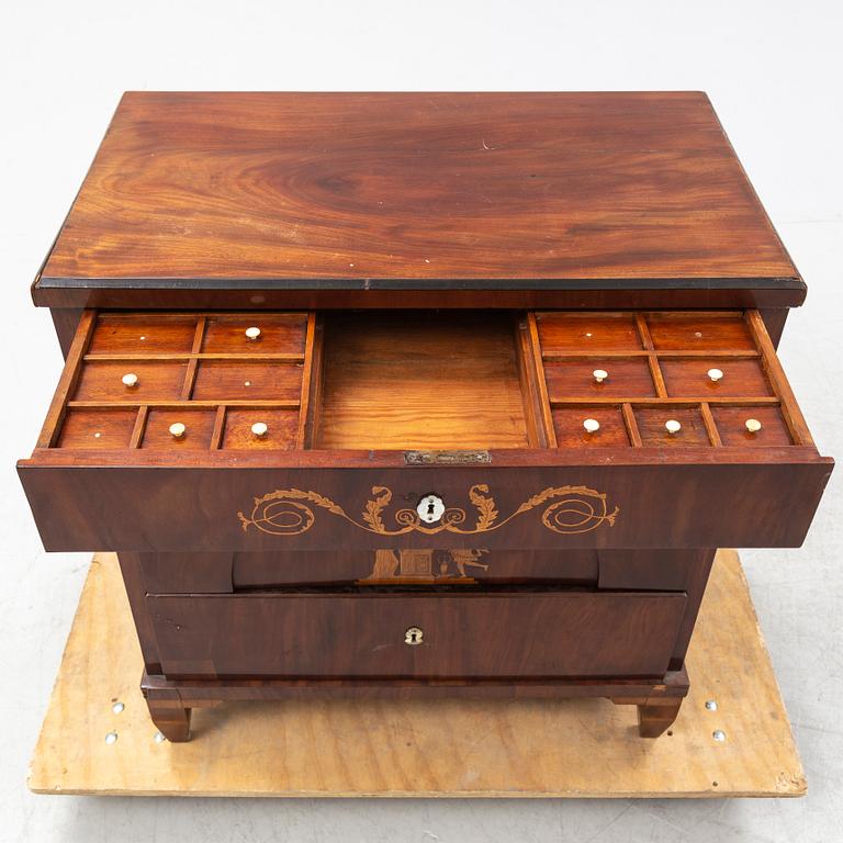 Byrå, Empire, Danmark, tidigt 1800-tal.