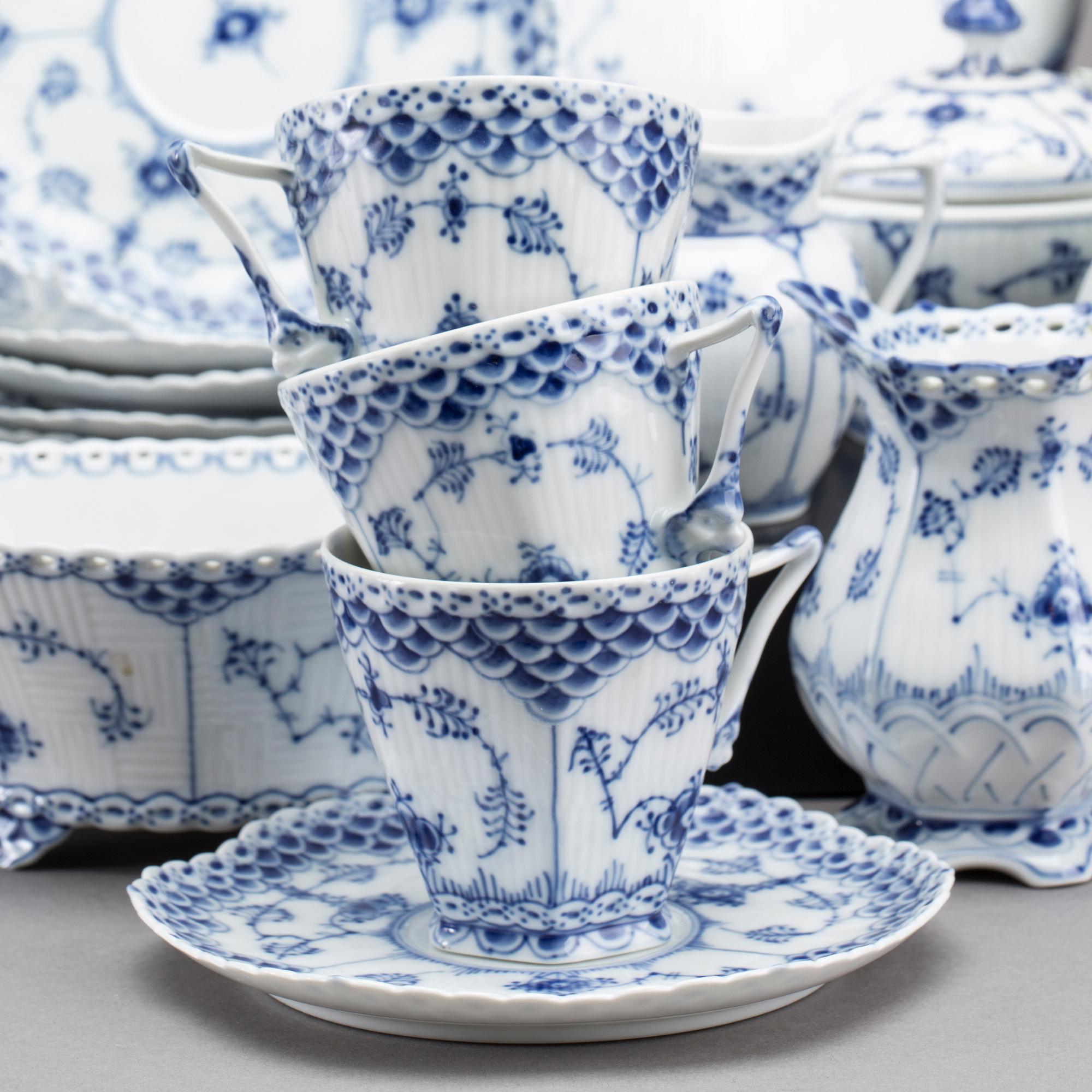 SERVISDELAR, Musselmalet, halvblond resp. helblond, Royal Copenhagen, ca 29 delar.