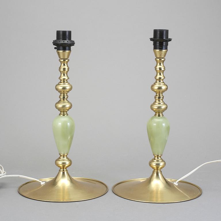 BORDSLAMPOR, ett par, mässing. Elarmatur i Kosta, 1900-talets andra hälft.