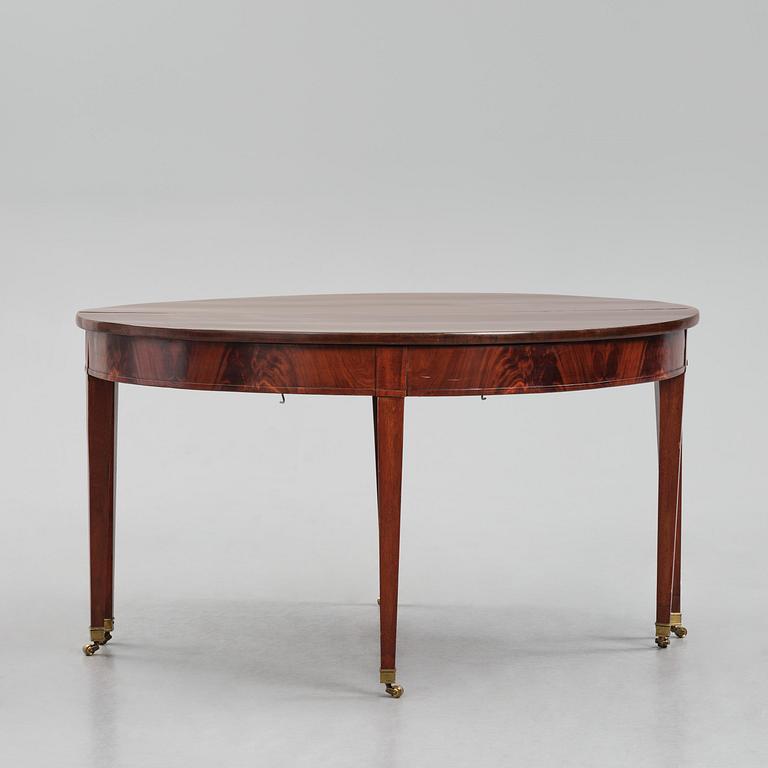 An English mahogany George III-style dining table, 19th century.
