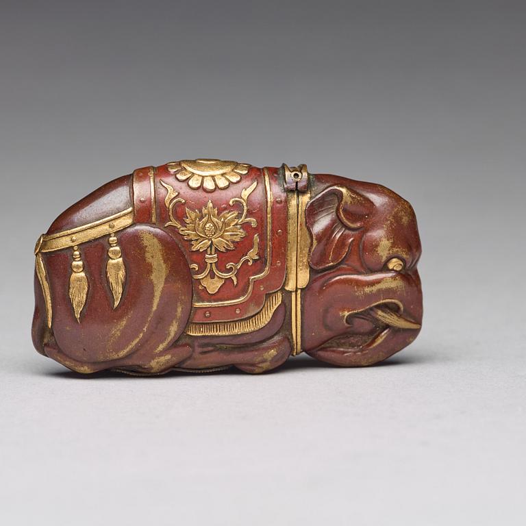 A bronze sculpture/snuffbox in the shape of an elephant, 19th century.