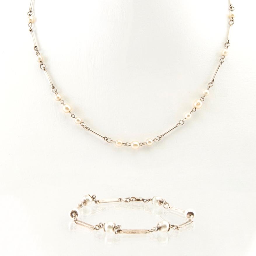 Halsband och armband silver och pärlor svenska importstämplar.