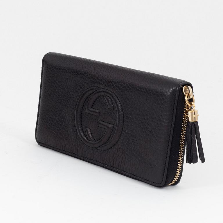 Gucci, a wallet.