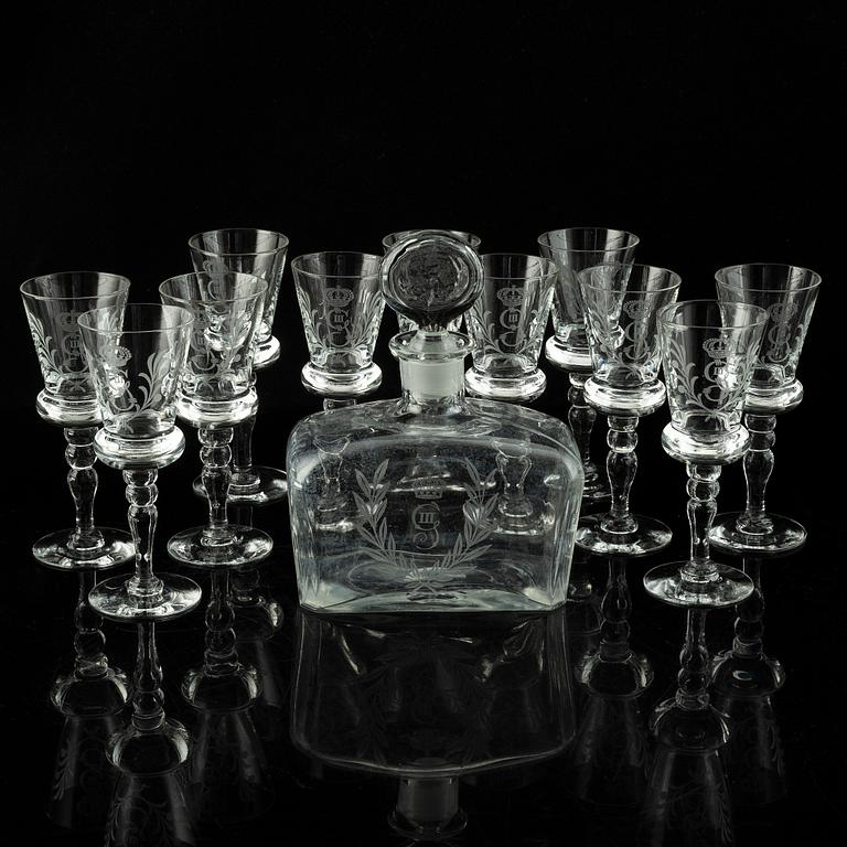 A set of 11 wine glasses and a bottle with stopper, 1900-tal.