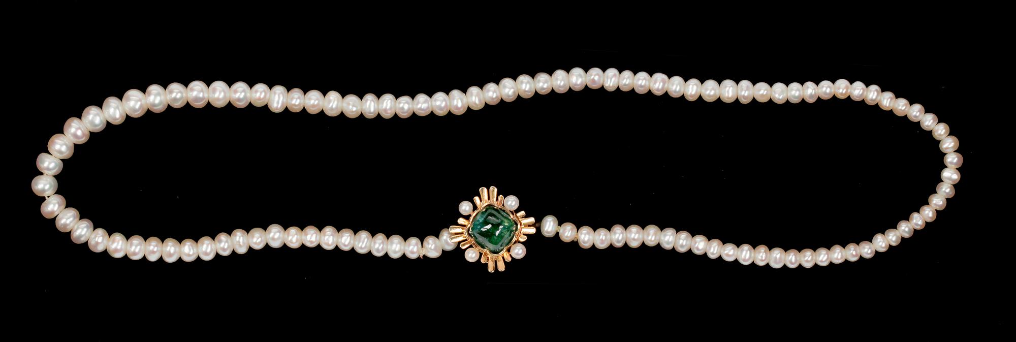 COLLIER, sötvattenpärlor med lås i 18 K guld med turmalin, 1957.