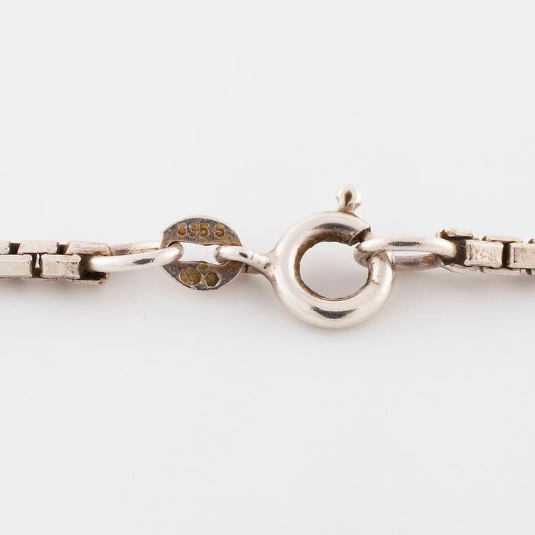 THERESIA HVORSLEV, för Mema, Lidköping, 1979, en brosch samt ett par örhängen.