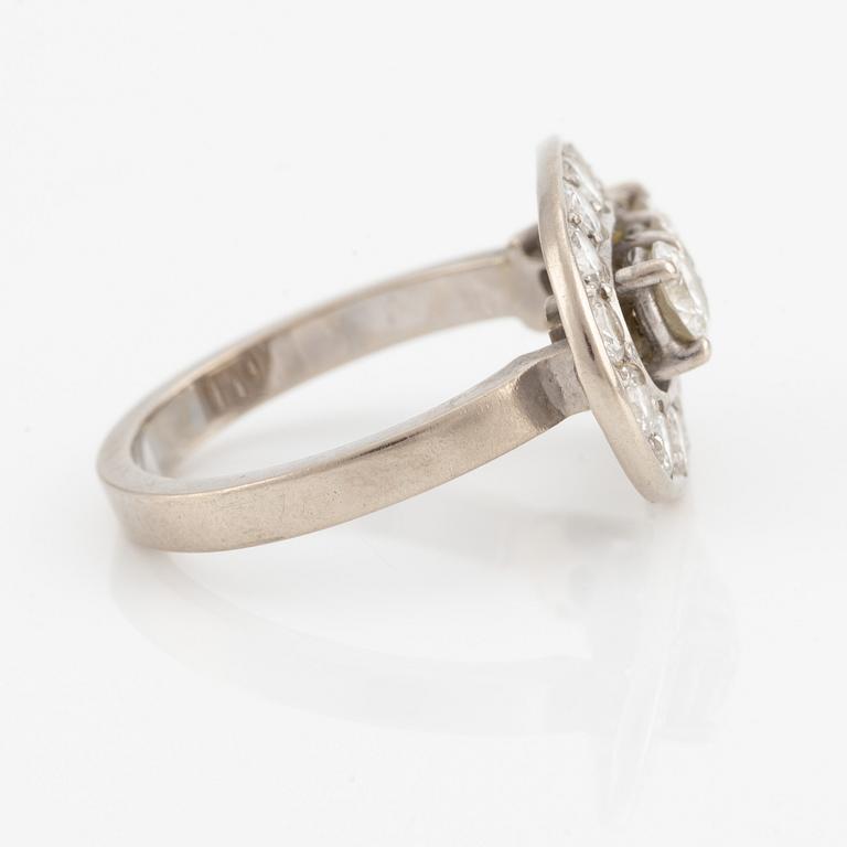 Ring, 18K vitguld i form av hästsko med briljantslipade diamanter.
