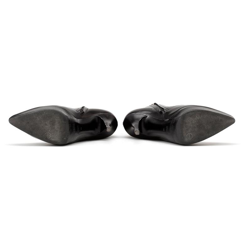 YVES SAINT LAURENT, a pair of black leather ankle boots. Size 36.