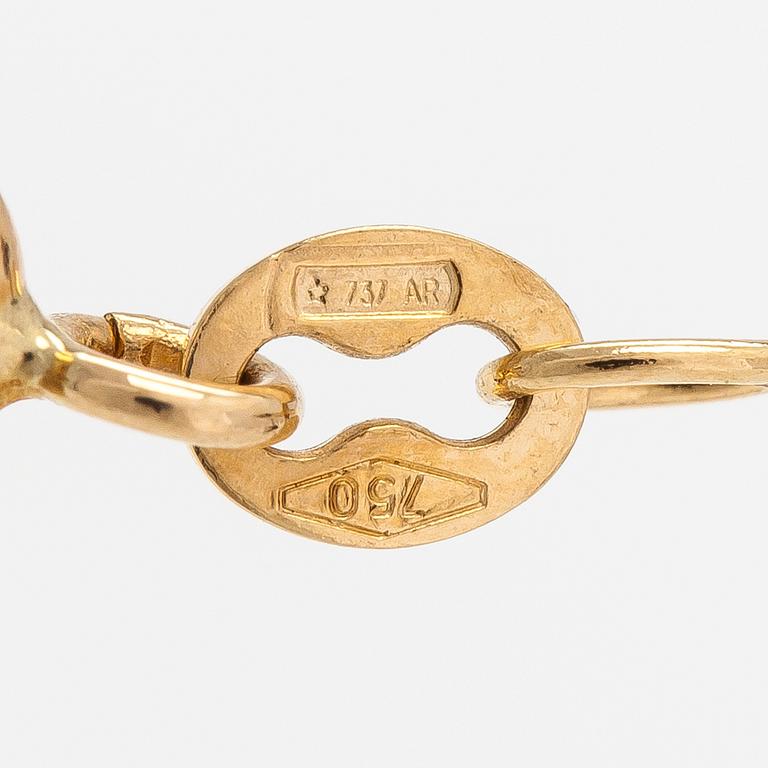 An 18K gold necklace with a heart shaped pendnat with diamonds ca. 0.09 ct in total.
