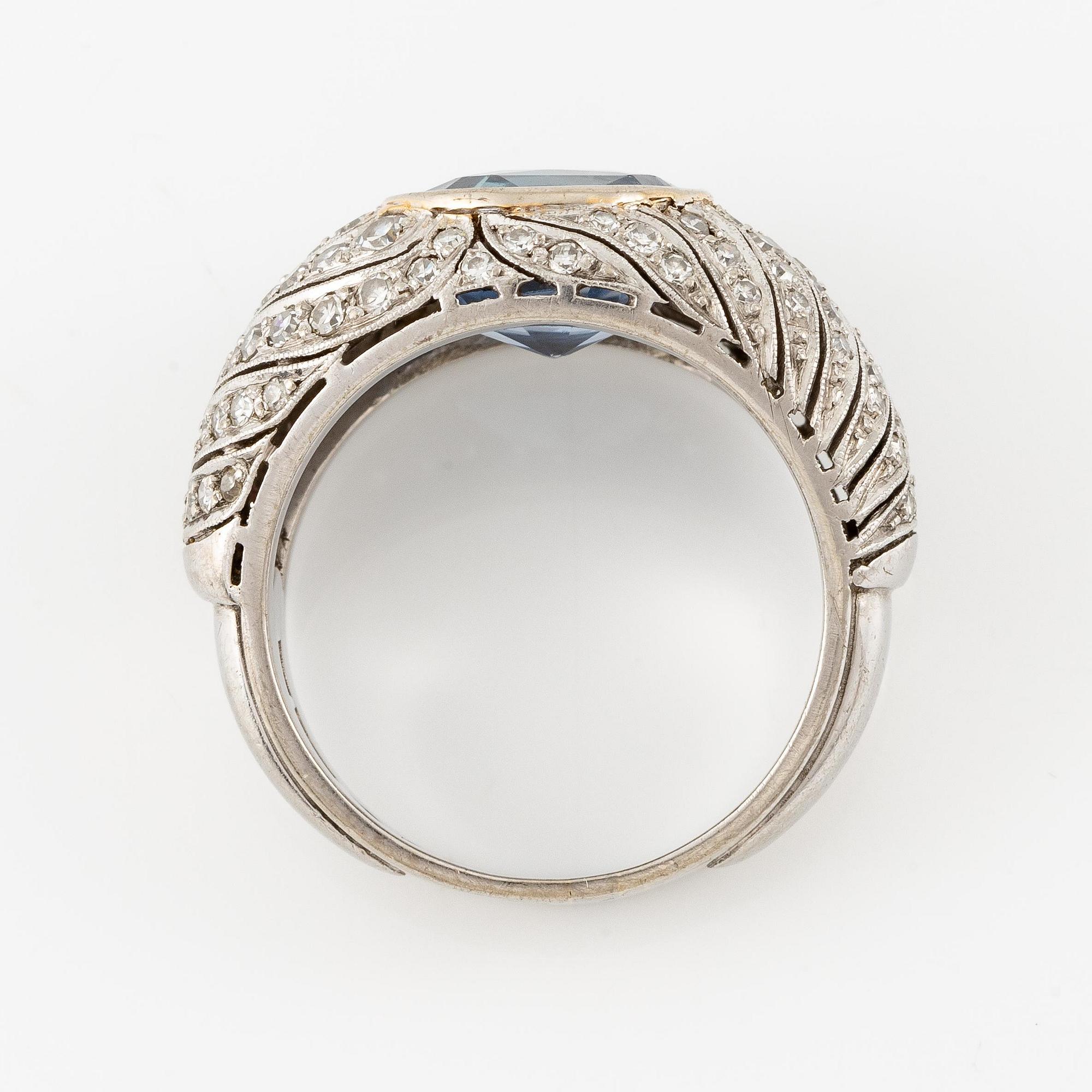 A ring in 18K white gold with a faceted sapphire and eight-cut diamonds.