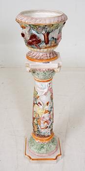 PIEDESTAL MED YTTERFODER, keramik Capo di Monte.