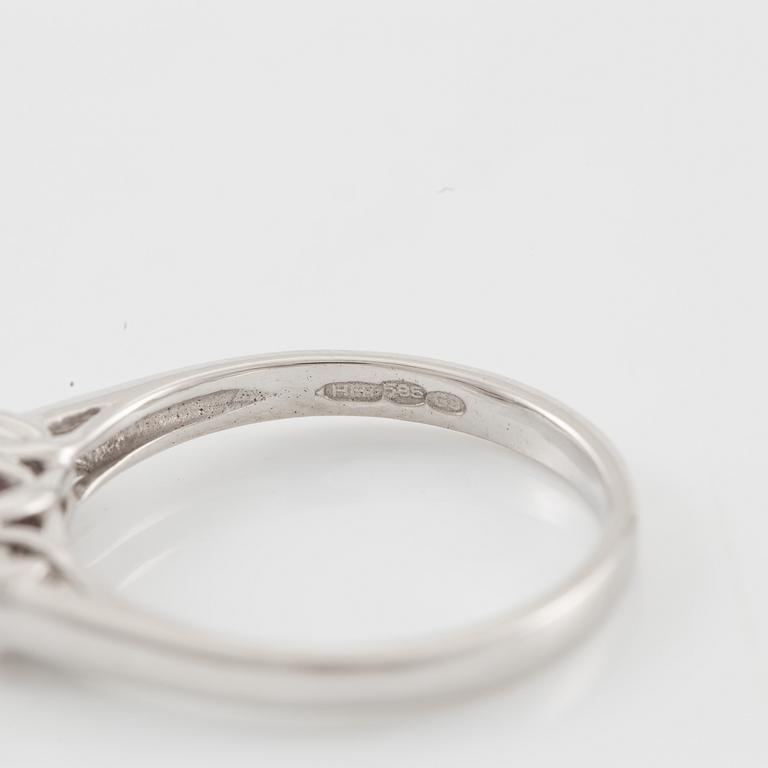 Ring 14K vitguld med rubin och briljantslipade diamanter.