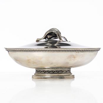 Eric Råström, lockskål, silver, Stockholm 1917, samt sked, J E Skreij, Falun 1927.