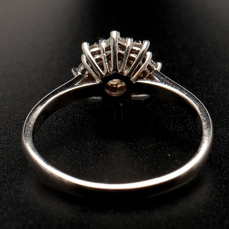 RING, vitguld 18K, briljantslipade diamanter tot. 0,70 ct. Vikt  2,77 g.