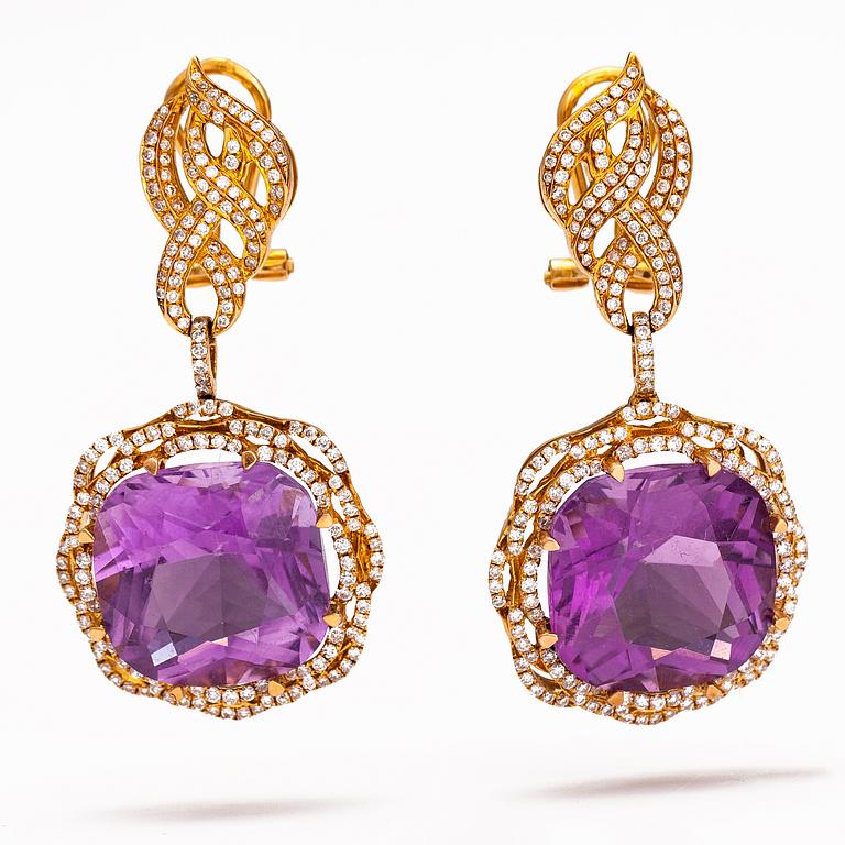 A pair of 18K gold earring swith amethysts and diamonds ca. 0.96 ct in total.