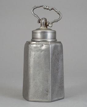 PRISMAFLASKA, tenn, daterad 1758.