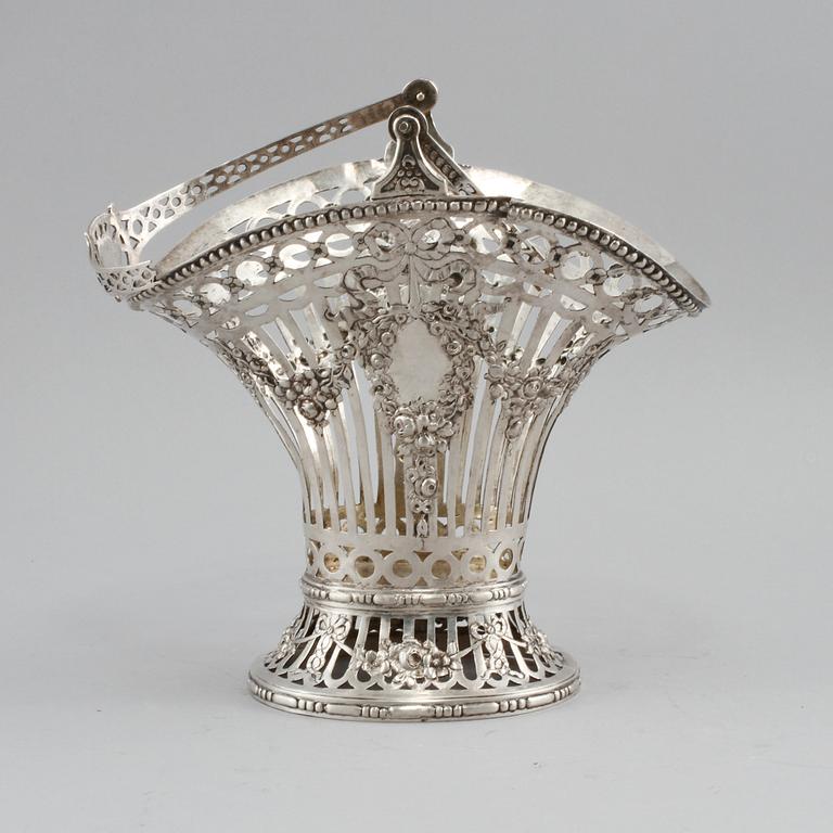 KORG, silver, omkring sekelskiftet 1900. Vikt 385 gram.