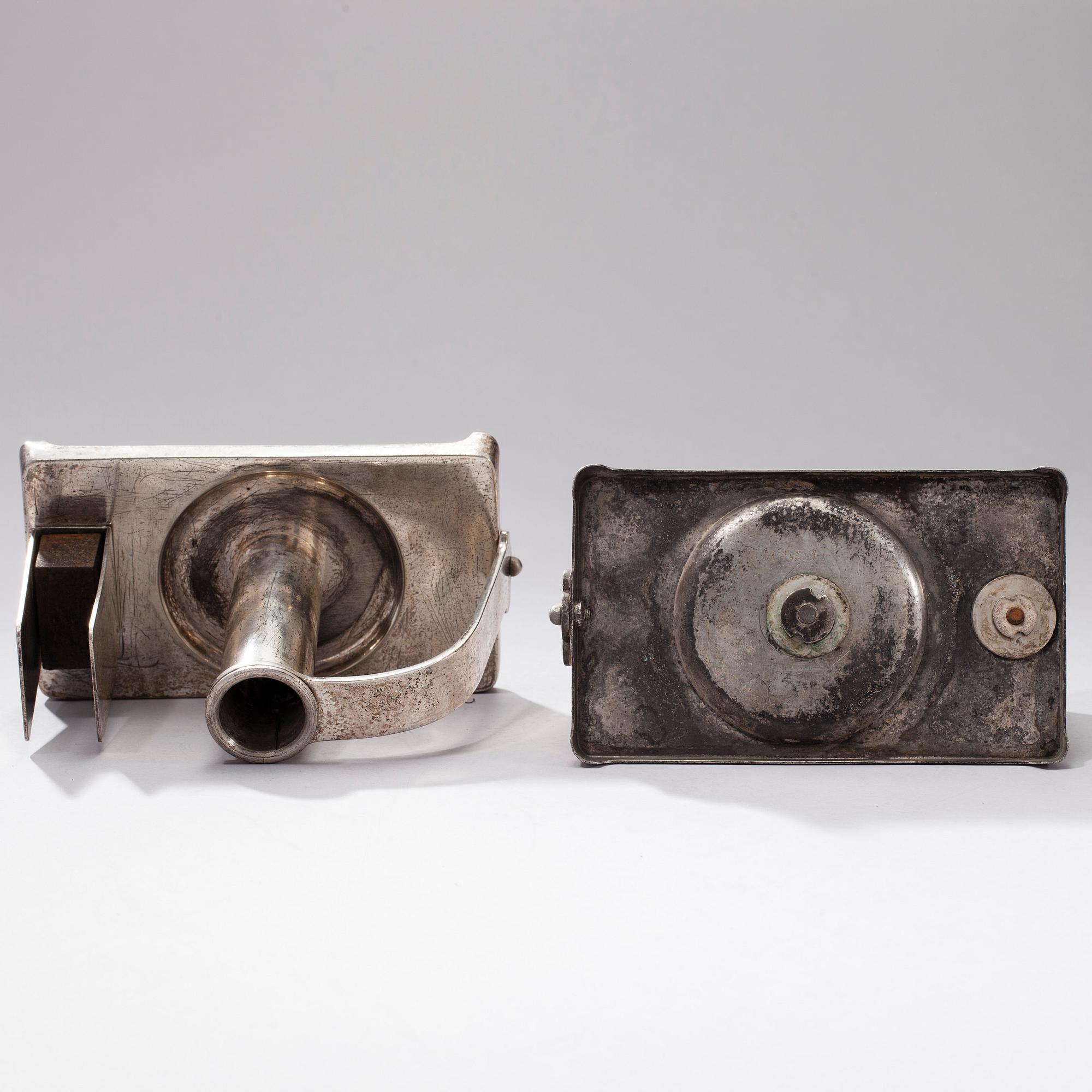 NATTLJUSSTAKAR, ett par, försilvrade, Art. Krupp Berndorf, Österrike kring 1920-30-tal.