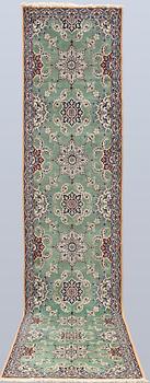 A part silk Nain runner, so-called 9LAA, approx. 409 x 87 cm.