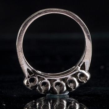 RING, vitguld, fem briljantslipade diamanter tot. ca 0,50 ct. 1900-talets senare hälft. Vikt 3,6 g.
