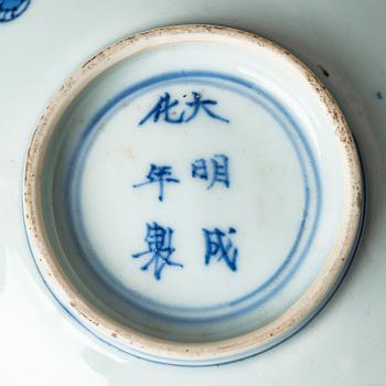 A blue and white Transitional bowl, 17th Century.